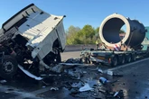 Trümmerfeld auf der A9: Schwertransport-Crash legt den Verkehr lahm