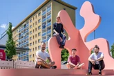 Bunt und begehbar: Chemnitz bekommt knallige Kunst-Möbel zum Anfassen