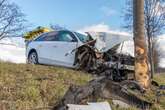 Audi kommt von der Fahrbahn ab und kracht frontal gegen Baum