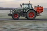 Junger Autofahrer kracht ungebremst in Traktor