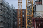 Mitten in Köln: Arbeiter durch Erdrutsch in metertiefer Baugrube verschüttet