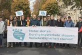 Pollerreihe als Lösung? Demo für mehr Ruhe am Stresemannplatz