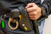 Brutaler Angriff in Spielhalle: Mann rammt Kontrahent Klappmesser in den Rücken
