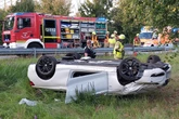 BMW überschlägt sich: Fahrer haut einfach ab und lässt verletztes Kind zurück