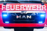 Großeinsatz auf Autobahnparkplatz: Gefahrstoff aus Lkw ausgetreten