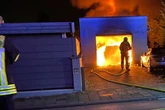 Auto in Garage brennt plötzlich lichterloh: Feuerwehr verhindert Schlimmeres