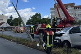 Schwerer Unfall an Himmelfahrt mit Folgen: Transporter kracht gegen Laterne