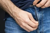 Exhibitionist belästigt zwei junge Frauen: "Manipulierte an entblößtem Geschlechtsteil"