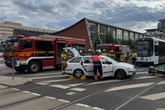 Škoda kracht am World Trade Center mit Straßenbahn zusammen: Feuerwehr muss Auto aufschneiden