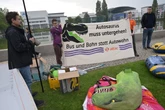 Polizei kommt mit Schleifgerät: IAA-Gegner blockieren Hauptverkehrsachse