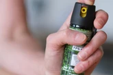 Pfefferspray statt Eau de Toilette: Verwechslung führt zu Polizeieinsatz