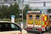 Zwei Klinik-Mitarbeiter niedergestochen: Polizei sorgt für großes Aufatmen