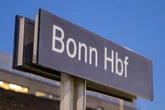 Ekel-Tat in Bonn: Mann entblößt sich im Beisein von Kindern mitten im Bus
