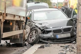 BMW gerät in Gegenverkehr und kracht gegen Hauswand