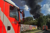 Mehrere Gartenlauben in Flammen: Dichter Rauch über Spandau