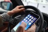 Mann mit Handy am Steuer erwischt, wenig später sitzt er im Knast