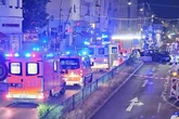 Elektroauto reißt in Tempelhof beinahe Ampel ab: Vier Menschen in Klinik