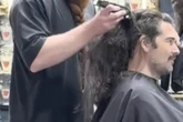 Frau bekommt Schnappatmung, als sich Ehemann lange Haare abrasieren lässt