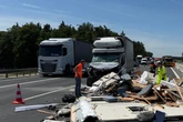 Völlig zerlegt! Kleintransporter kracht in Wohnwagen, Trümmerfeld auf der A3