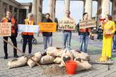 Letzte Generation stapelt Sandsäcke vor Brandenburger Tor