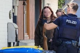 Person sitzt mit Waffe im Garten: Wenig später rückt die Polizei aus