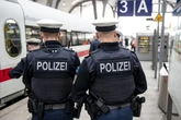 Randale am Bahnhof: Mann beleidigt, verprügelt und bestiehlt Passanten