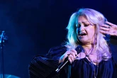Nach Not-OP: Rockröhre Bonnie Tyler aus künstlichem Koma erwacht