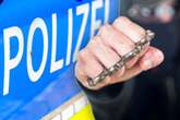 Zähne mit Schlagring ausgeschlagen! Zehnköpfige Gruppe geht auf vier Personen los