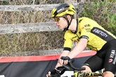 Unglaublich! Rad-Profi kugelt sich zweimal die Schulter aus, als er weiterfahren will, ist sein Bike weg