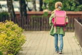 Mädchen (9) sexuell belästigt: Polizei sucht nach diesem Mann