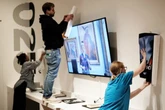 "Neue Generation" klebt in Berliner Ausstellung Bild an die Wand und sich selbst an Tisch