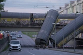 Güterzug-Waggons stürzen in München von Brücke: Mensch stirbt bei Unglück!