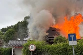 Großeinsatz! Einfamilienhaus im Norden lichterloh in Flammen