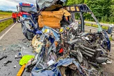 Transporter kracht auf A65 mit voller Wucht in Stauende: Fahrer (†44) sofort tot