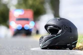 Tödlicher Frontal-Crash in Nordhessen: Motorradfahrer stirbt - Ermittler sichern Fahrzeuge