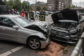 Schwerer Zusammenstoß: Drei Autos kollidieren, zwei Verletzte und Stau