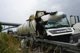 Schwerer Unfall auf der A9: Starke Schäden nach LKW-Crash