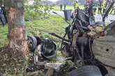 Schwerer Unfall in Bayern: BMW wird gegen Baum geschleudert und in zwei Teile zerrissen