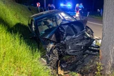 B101 voll gesperrt: VW-Fahrer nach Baumcrash im Krankenhaus