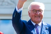 Steinmeier lässt Blicke in sein Amtszimmer werfen und zeigt, wo Festessen stattfinden