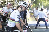 Flitzer crasht Zielsprint, Superstar stürzt, Anfeindungen - Chaos pur bei der Tour de France