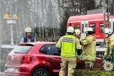 Brems- und Gaspedal verwechselt: Rentnerin landet mit Auto in den Gleisen
