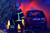 Carportbrand in Hamburg: Flammen drohen auf Haus und Auto überzugreifen