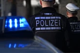 Masken-Männer ziehen 18-Jährigen ab und prügeln ihn krankenhausreif