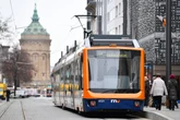 Mann wird von Straßenbahn mitgeschleift: Dann geht er auf den Fahrer los