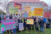 Großdemo vorm Rathaus: Hunderte wehren sich gegen geplante Bildungs-Kürzungen!