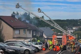Flammen schlagen aus dem Dach: Nachbarn retten Ehepaar aus Reihenhaus