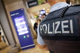 22-Jähriger will Reisenden auf die Gleise ziehen, danach startet er eine Prügeltour