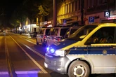 Zwei Beamte verletzt: Frau geht mit Eisenstange auf Polizisten los