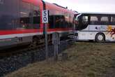 Drama an Problem-Bahnübergang: Bus fährt in vorbeifahrenden Zug